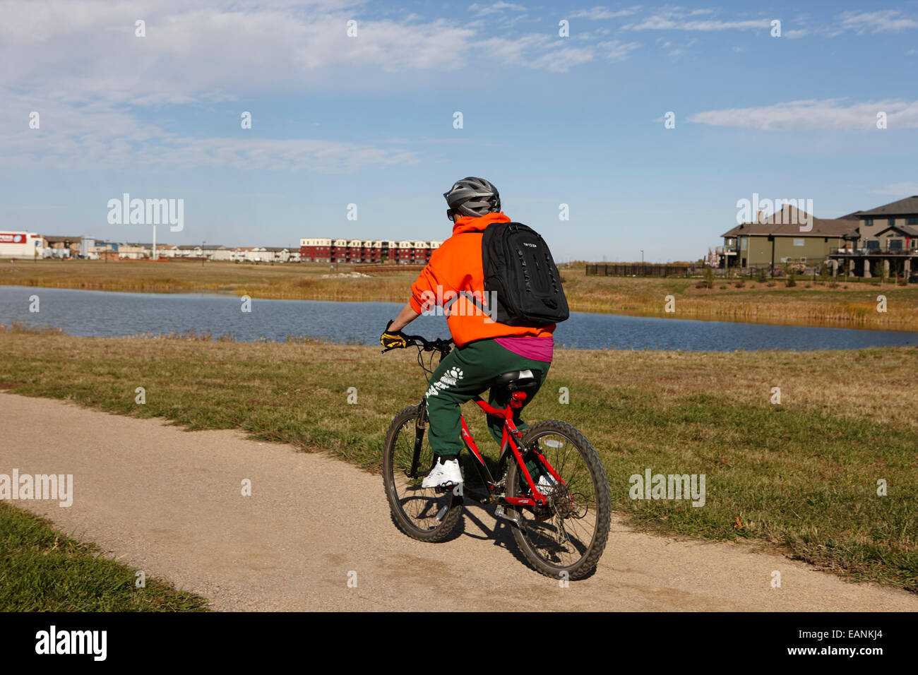 Uomo in bicicletta nel managed lakeland habitat protetti paesaggistici sobborgo saskatoon Saskatchewan Canada Foto Stock