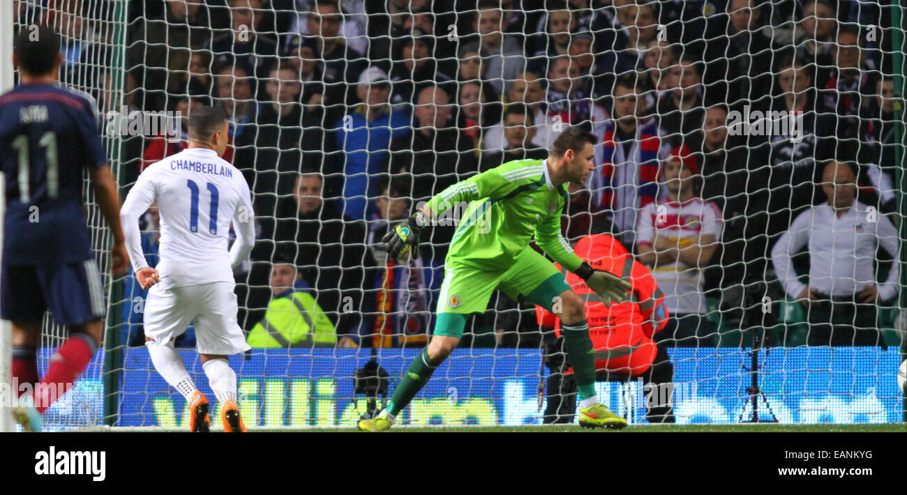 Glasgow, Scozia. Xviii Nov, 2014. Amichevole internazionale. La Scozia contro l'Inghilterra. Alex Oxlade-Chamberlain mette la palla oltre la Scozia il portiere David Marshall con un flick di intestazione nella trentaduesima minuto per 0-1 Credito: Azione Sport Plus/Alamy Live News Foto Stock