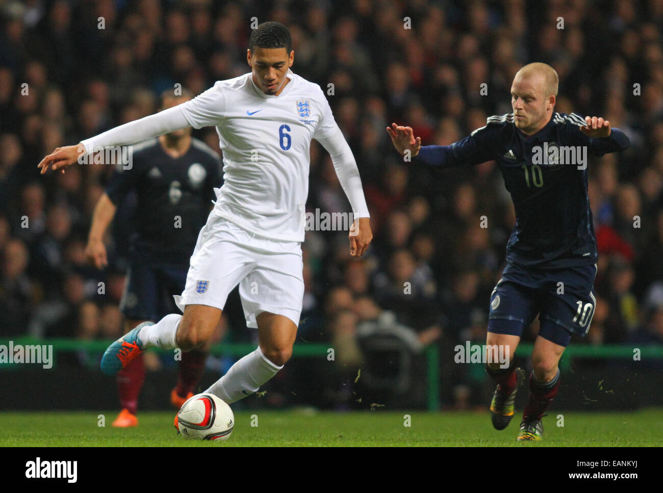 Glasgow, Scozia. Xviii Nov, 2014. Amichevole internazionale. La Scozia contro l'Inghilterra. Chris Smalling e Steven Naismith Credito: Azione Sport Plus/Alamy Live News Foto Stock