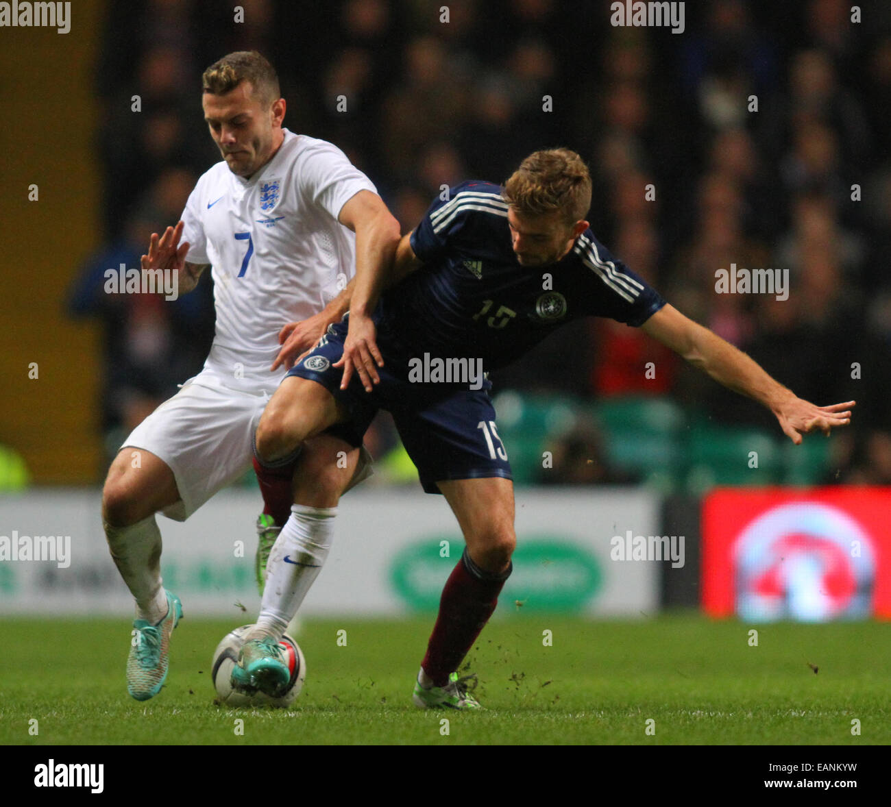 Glasgow, Scozia. Xviii Nov, 2014. Amichevole internazionale. La Scozia contro l'Inghilterra. Jack Wilshere e James Morrison battaglia per il credito a sfera: Azione Plus sport/Alamy Live News Foto Stock