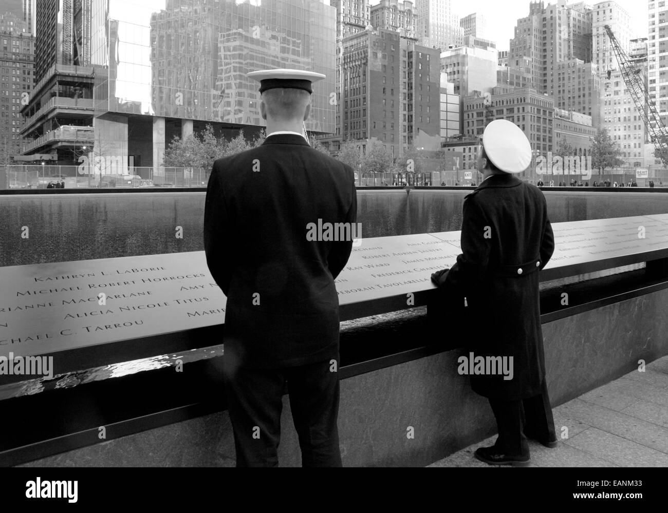 Soldati in pausa il Ground Zero memorial a ricordare quelli uccisi in 9/11 di attacchi terroristici. NYC. 19/11/2011 Foto Stock