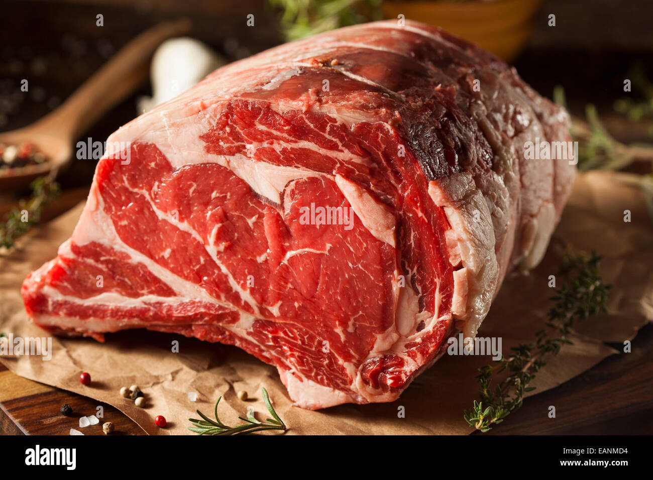 Erba grezzo alimentato di costolette di carne con erbe e spezie Foto Stock
