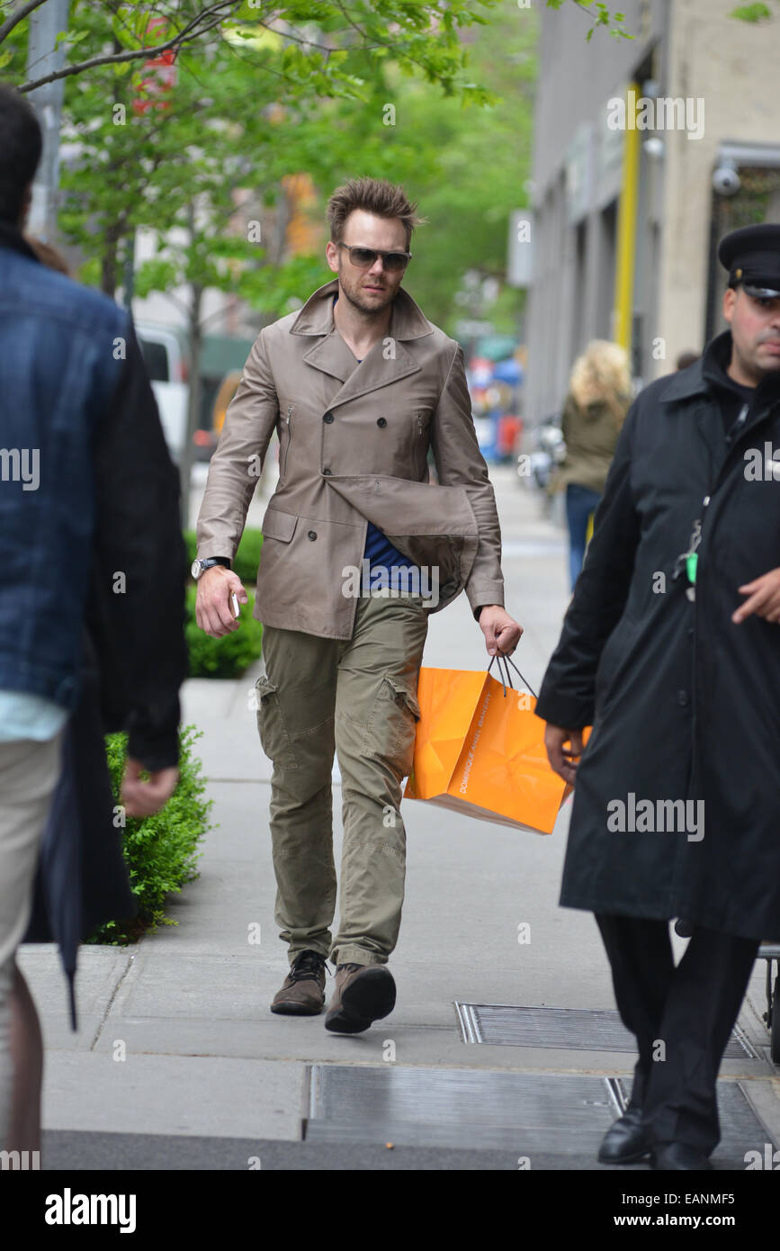 Joel McHale shopping a New York con: Joel Mchale dove: Manhattan, New York, Stati Uniti quando: 17 Maggio 2014 Foto Stock