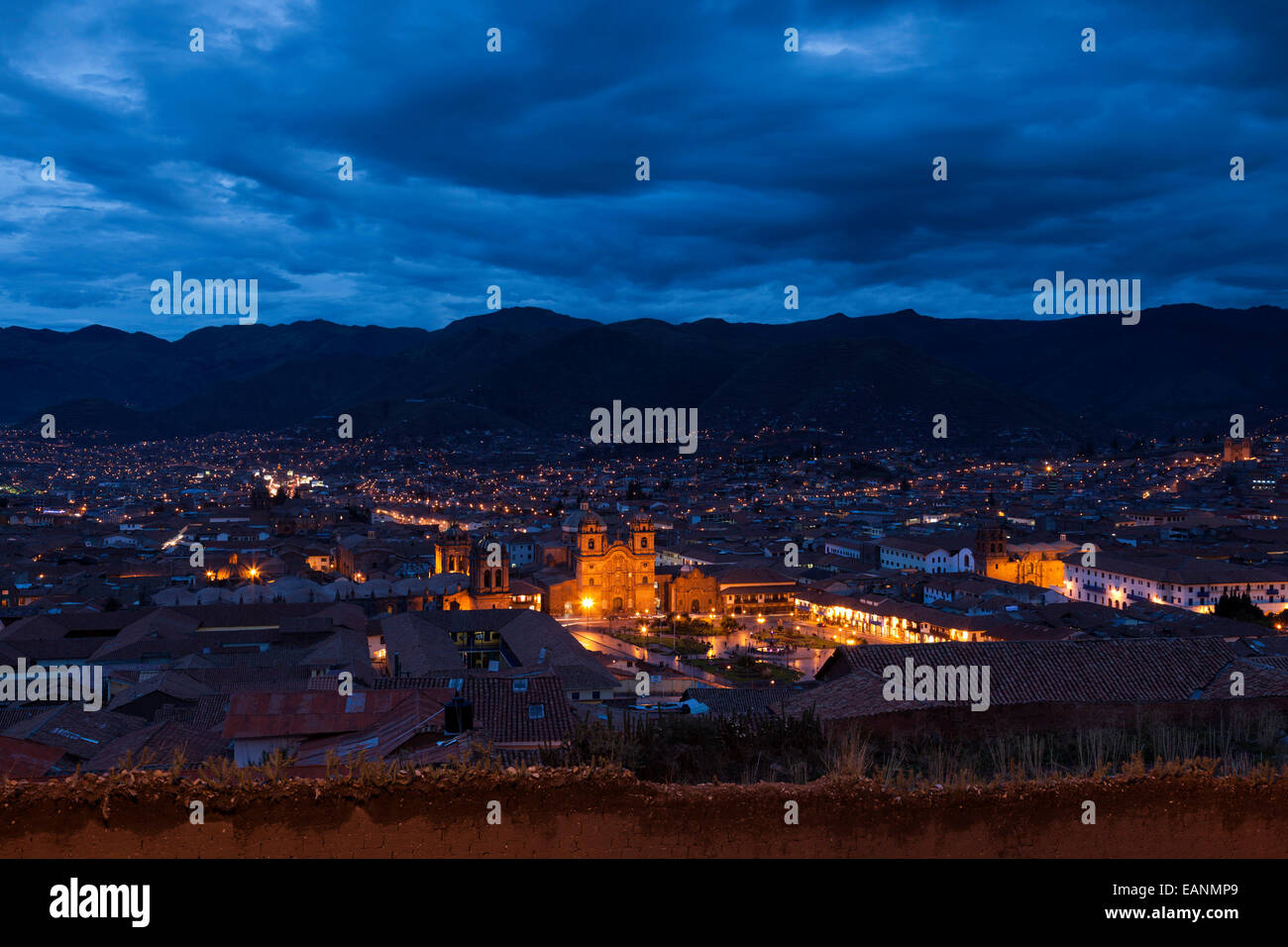 La Iglesia La Compañía de Jesús; la chiesa della Compagnia di Gesù; la Chiesa Gesuita, Plaza de Armas al crepuscolo, Cuzco, Perù, Sud America Foto Stock