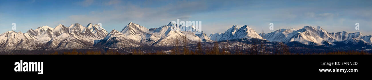 Vista panoramica del Chugach Mountain Range sopra Anchorage in Alaska durante la primavera Foto Stock