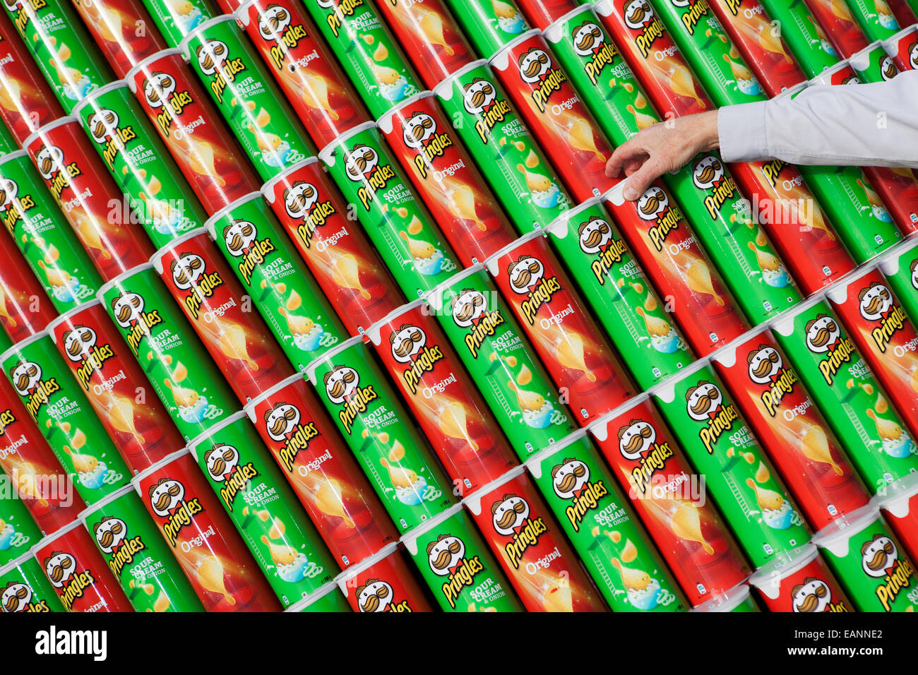 La torre rossa e verde Pringles Crisps ha la forma di un albero di Natale fuori dal Liverpool Crown Court, The Avenue, Liverpool, Regno Unito. Foto Stock