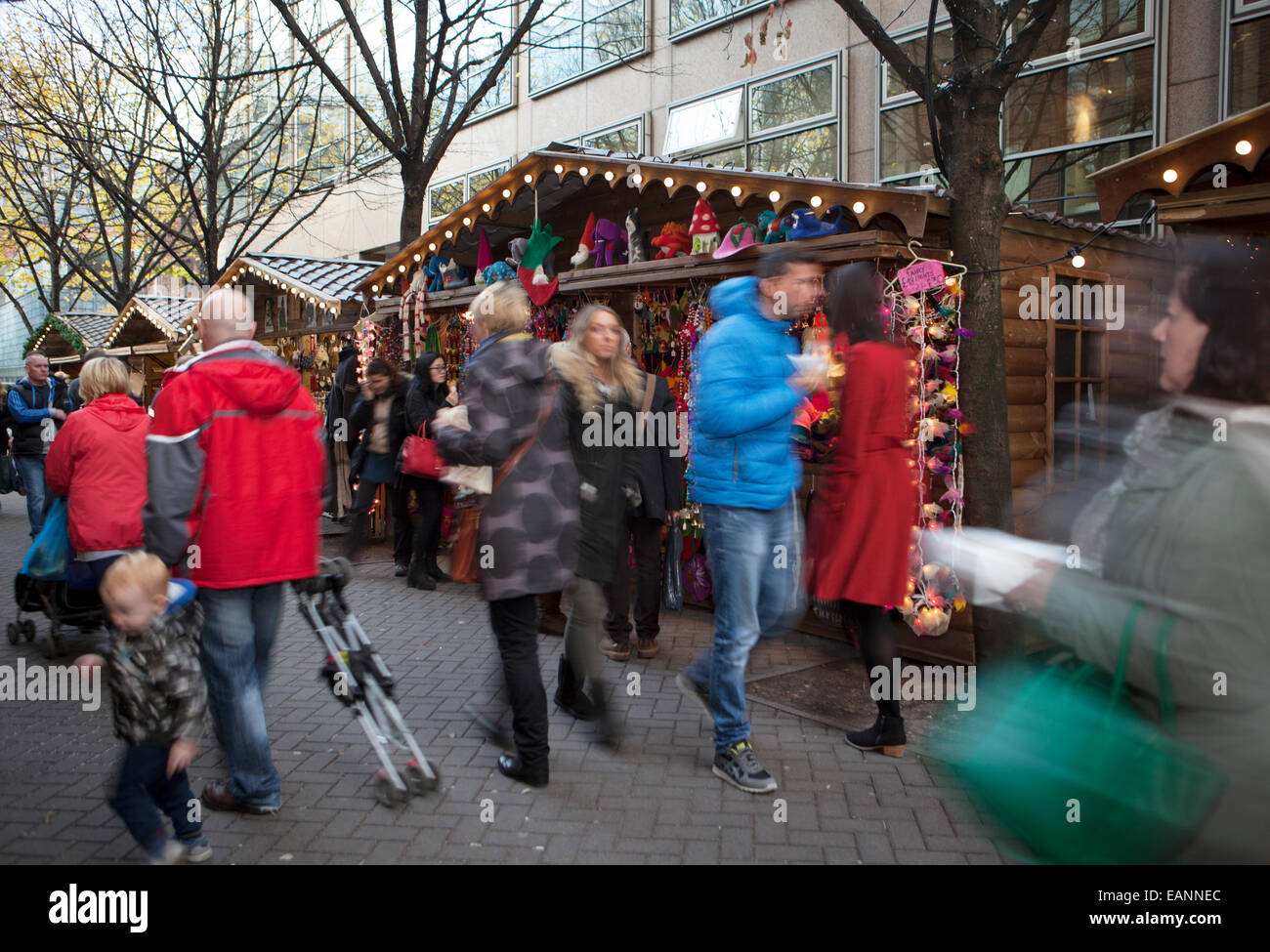 Tradizionale festa di Natale Dickensian Festival Street le bancarelle del mercato di Manchester, Regno Unito Foto Stock