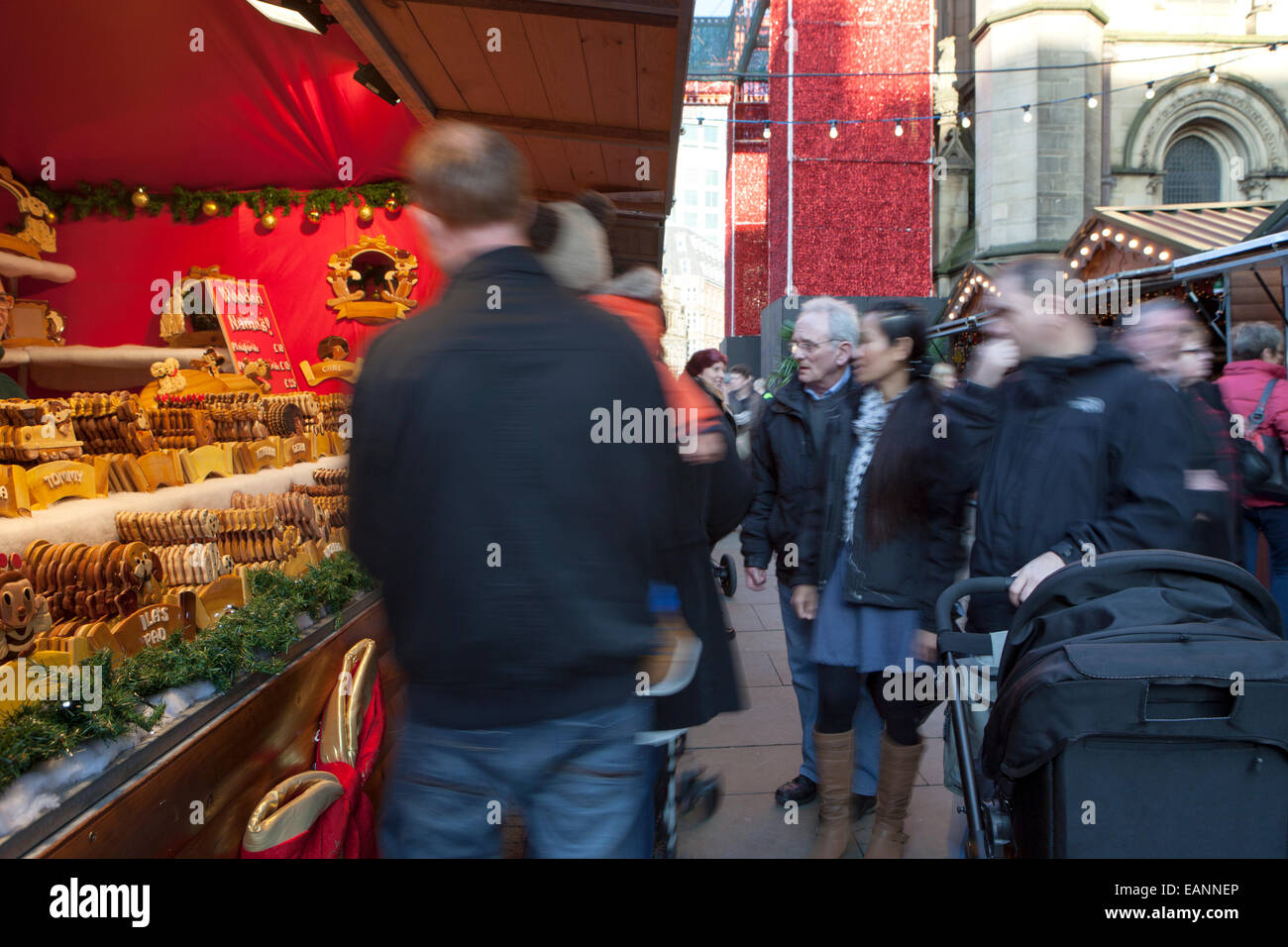 Tradizionale festa di Natale Dickensian Festival Street le bancarelle del mercato di Manchester, Regno Unito Foto Stock