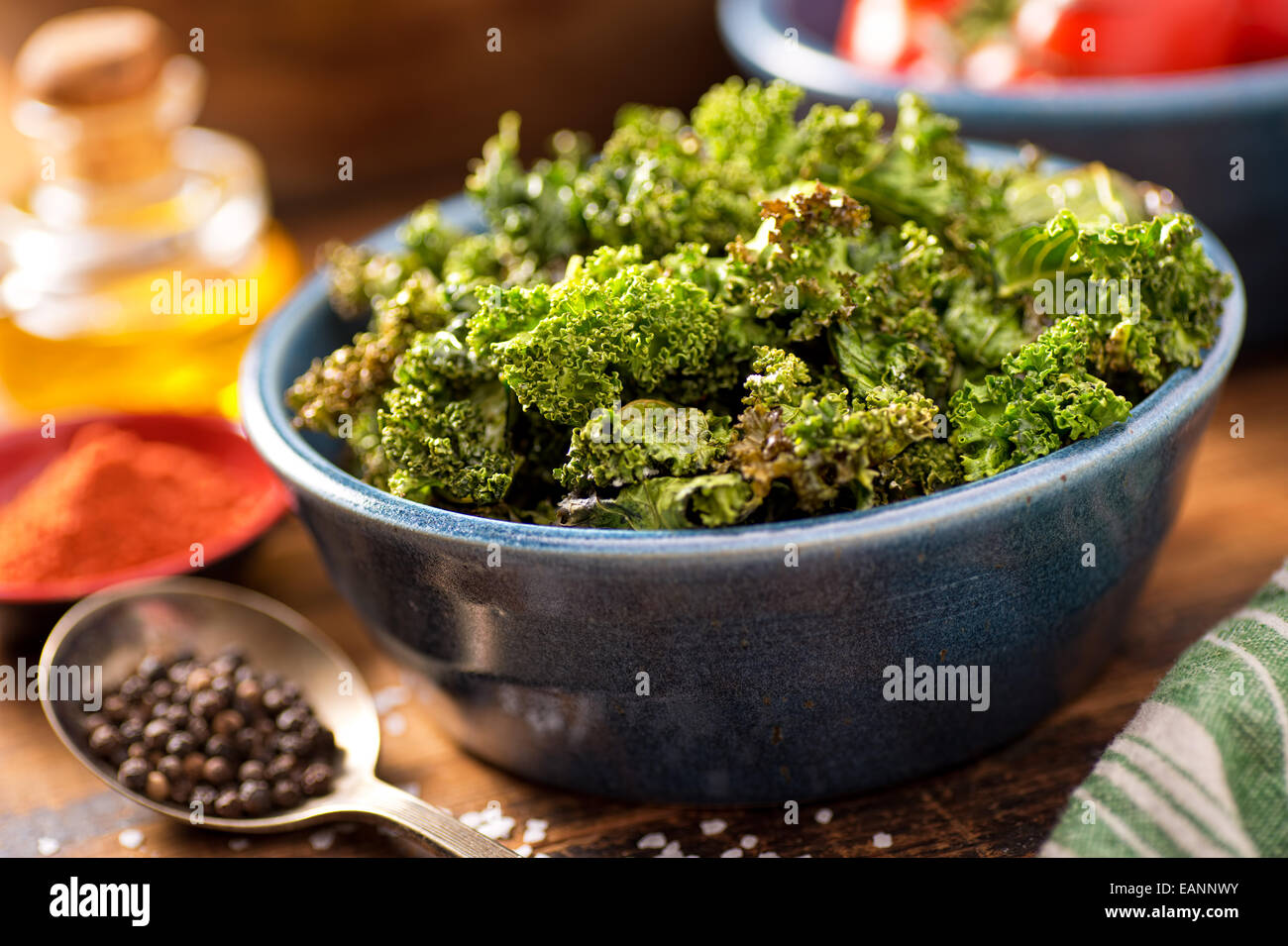 Una tazza di delizioso croccante cotta kale chip. Foto Stock