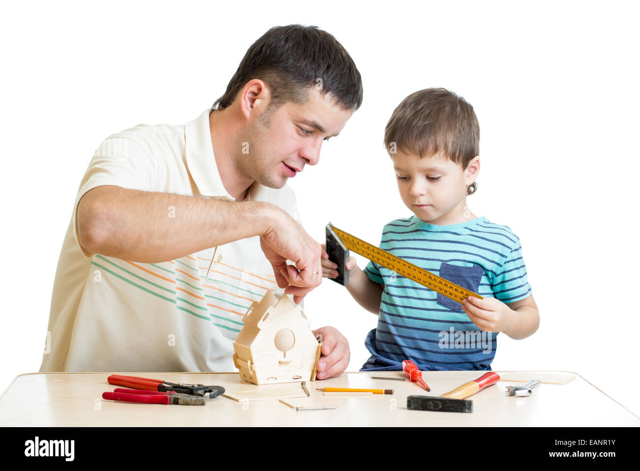 Padre e figlio kid rendendo in legno scatola di nesting Foto Stock