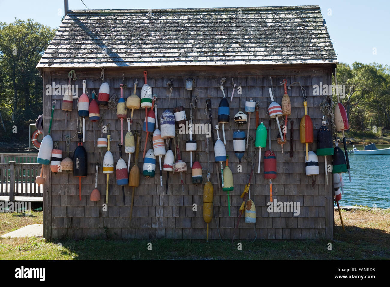 Aragosta colorati boe appeso sul lato di aragosta shack lungo il fiume di York Foto Stock
