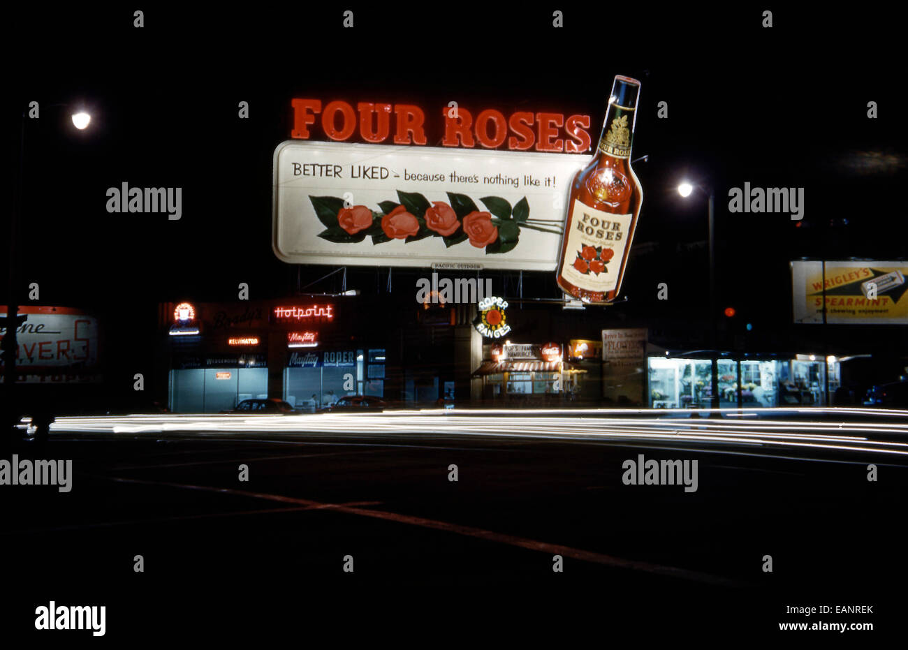 Affissioni per Four Roses bevanda alcolica in Los Angeles street scene circa 1950s Foto Stock