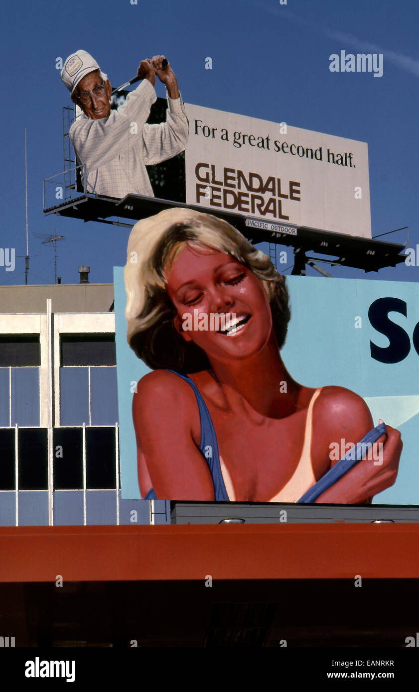 Cartelloni dipinti a mano che competono per l'attenzione nei cieli di Hollywood California, USA, intorno al 1977 Foto Stock