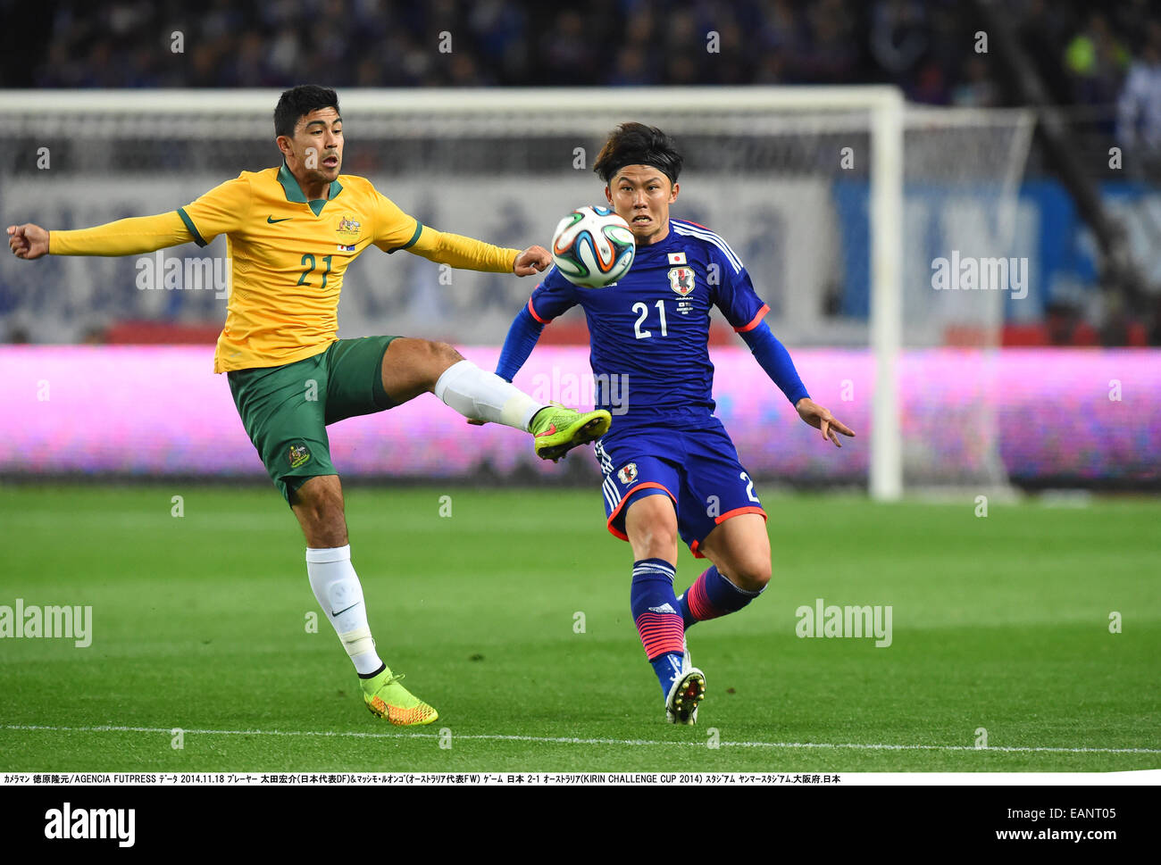 Massimo Luongo (AUS), Kosuke Ota (JPN), 18 novembre 2014 - Calcio : Kirin Challenge Cup 2014 tra il Giappone 2-1 Australia a Yanmar Stadium Nagai, Osaka, Giappone. (Foto di Takamoro Tokuhara/AFLO) Foto Stock