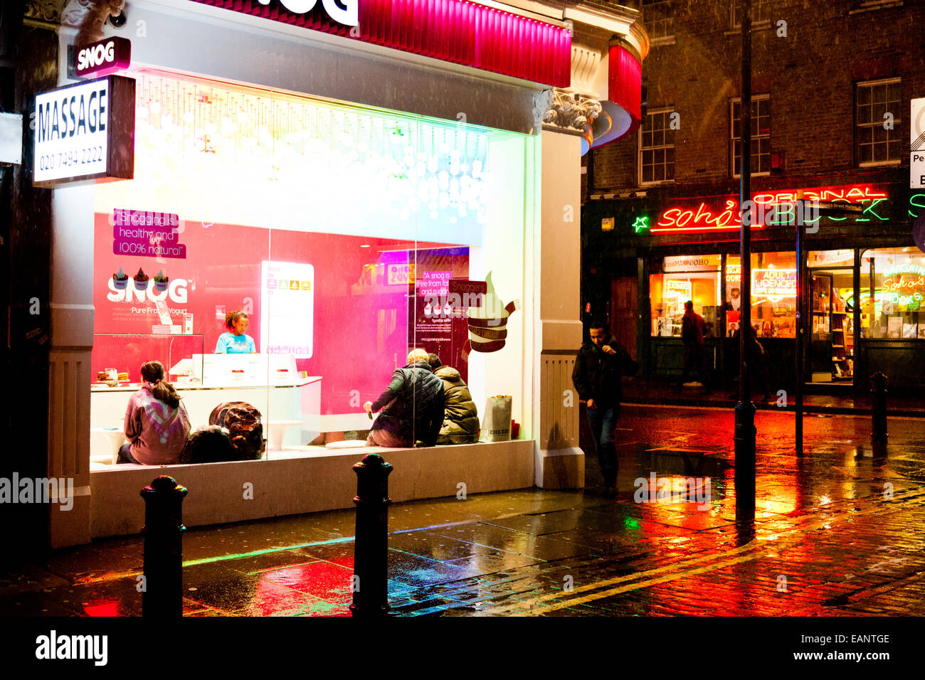 Angolo di una strada di Soho su un umido e freddo inverno notte, Londra Foto Stock