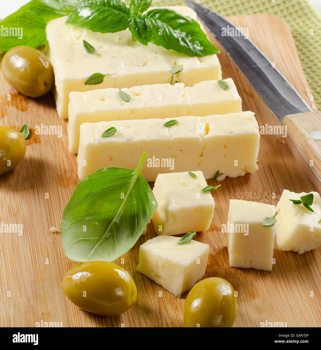 Il formaggio Feta con erbe fresche.Il fuoco selettivo Foto Stock