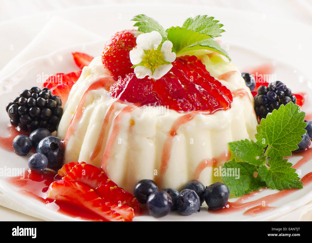 Deliziosi dessert con frutti di bosco freschi .il fuoco selettivo Foto Stock