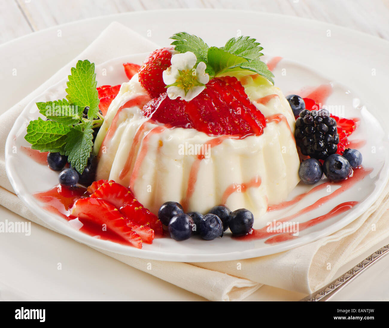 Deliziosi dessert cremoso con frutti di bosco freschi .il fuoco selettivo Foto Stock