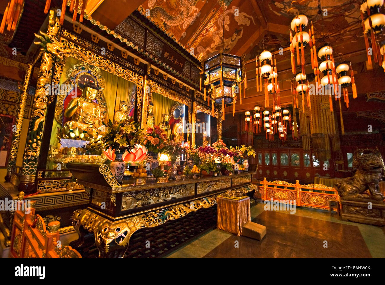 Altare all'interno del Tian Tan Buddha tempio situato in corrispondenza di Ngong Ping, Lantau Island, a Hong Kong. Foto Stock