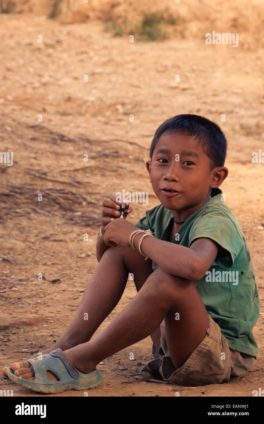 Giovani biy Lao in un villaggio rurale Foto Stock