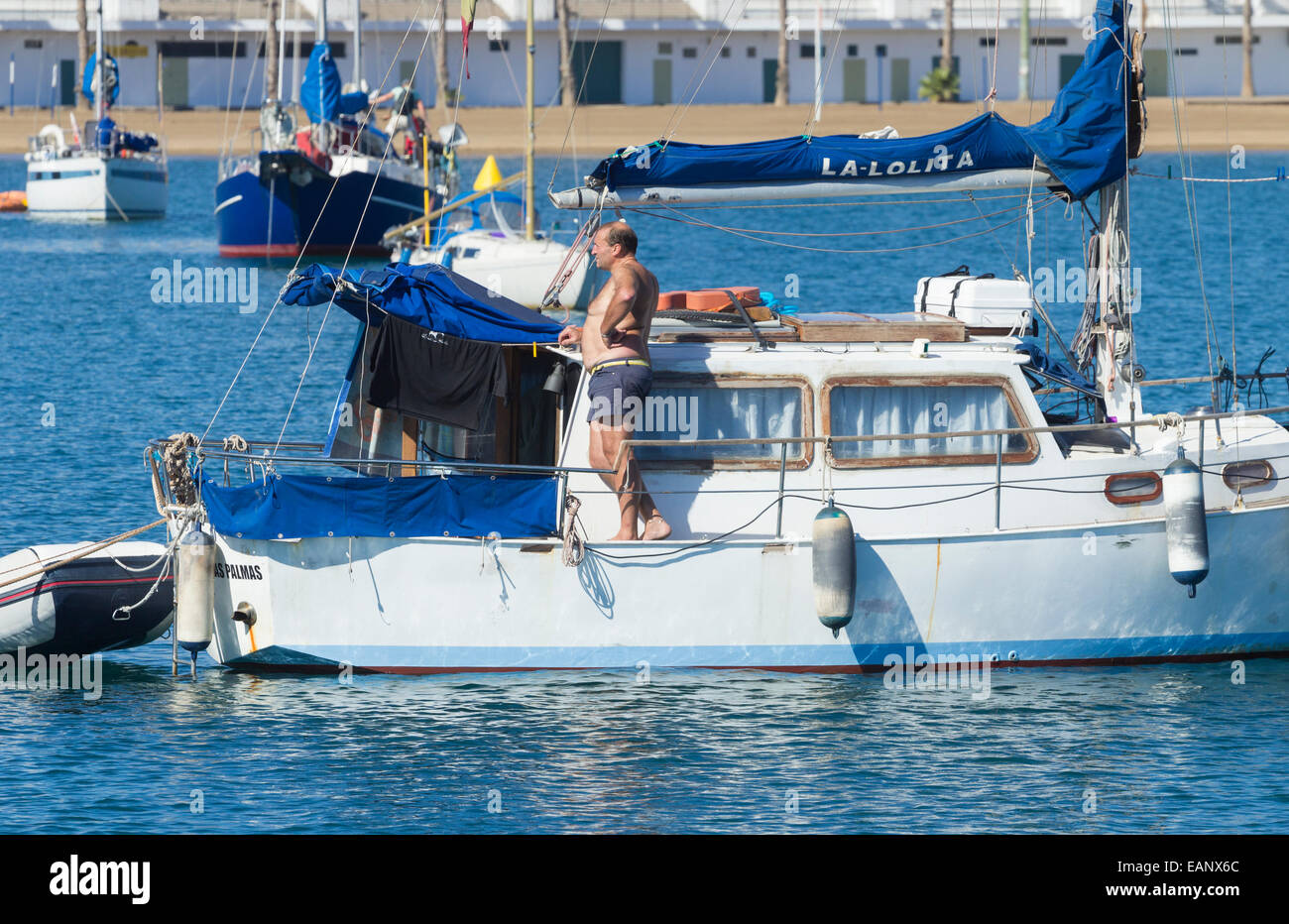 Uomo maturo sul piccolo yacht nelle isole Canarie, Spagna Foto Stock