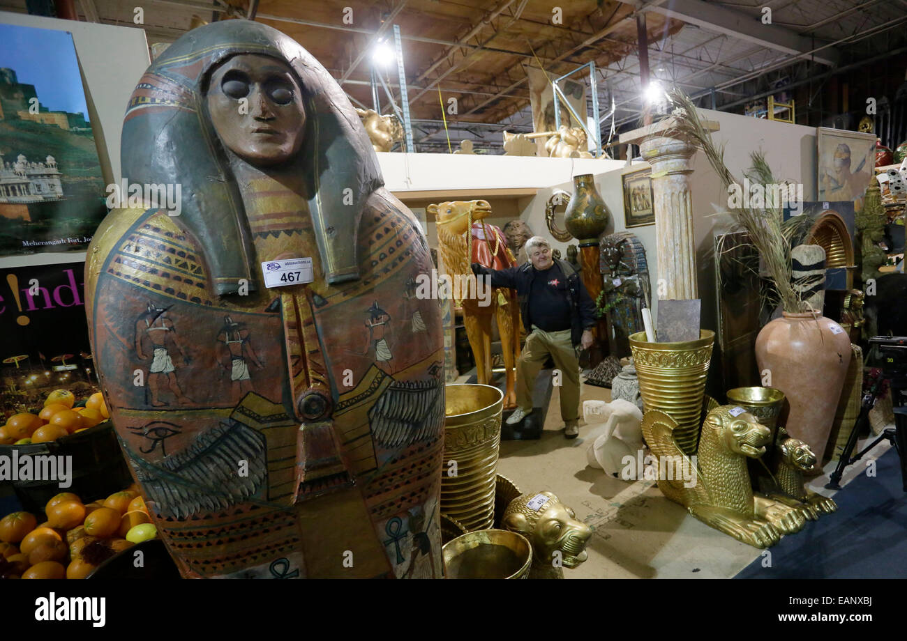 Burnaby, Canada. Xviii Nov, 2014. Diversi tipi di filmato puntelli sono visualizzate in anteprima di aste evento in Burnaby, Canada, nov. 18, 2014. Vancouver la più grande prop casa sta per asta oltre 800 movie props. © Liang Sen/Xinhua/Alamy Live News Foto Stock