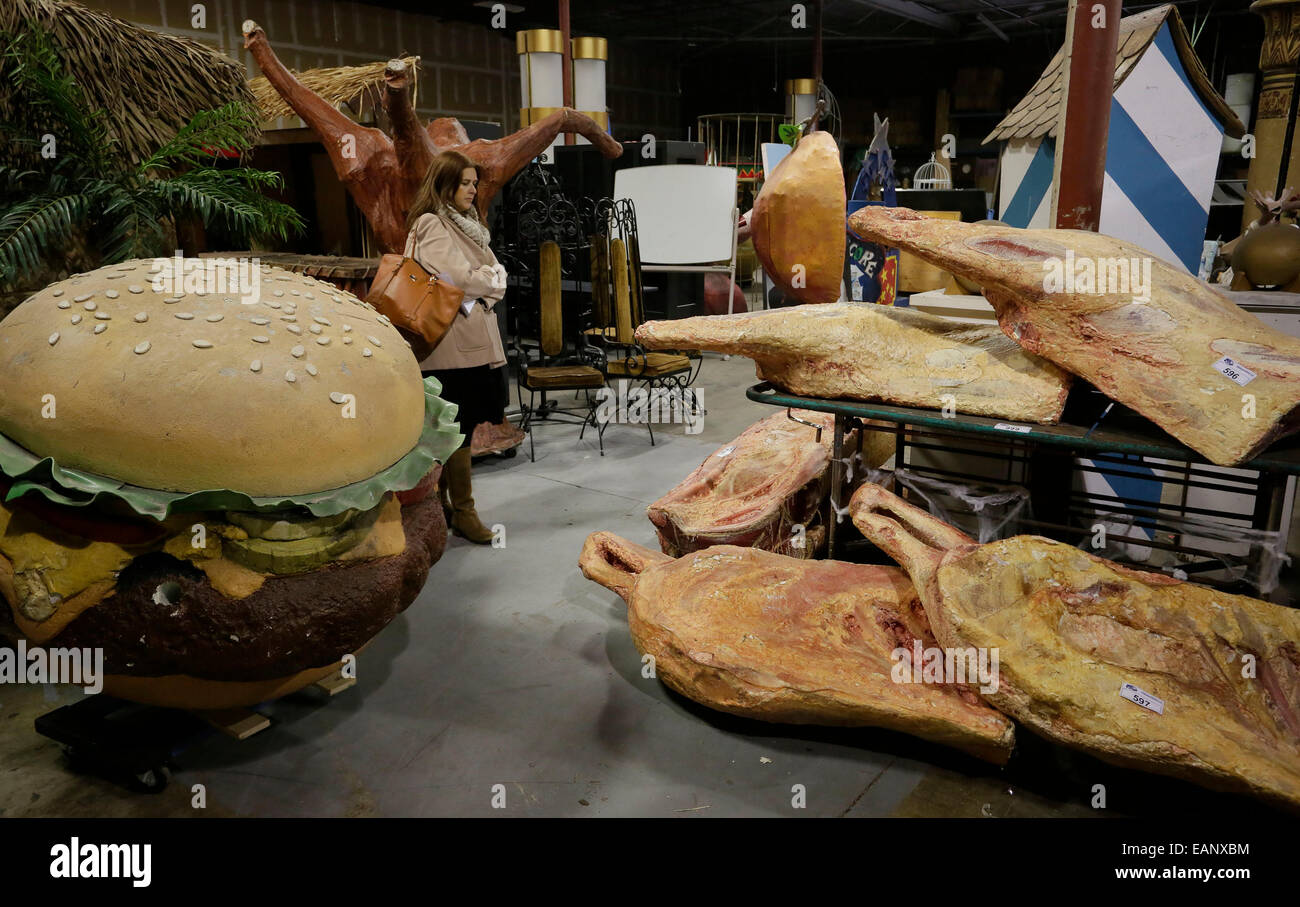 Burnaby, Canada. Xviii Nov, 2014. Un visitatore esamina alcuni film puntelli all'asta preview evento in Burnaby, Canada, nov. 18, 2014. Vancouver la più grande prop casa sta per asta oltre 800 movie props. © Liang Sen/Xinhua/Alamy Live News Foto Stock