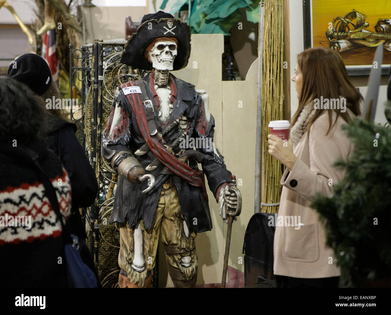 Burnaby, Canada. Xviii Nov, 2014. Un visitatore esamina alcuni film puntelli all'asta preview evento in Burnaby, Canada, nov. 18, 2014. Vancouver la più grande prop casa sta per asta oltre 800 movie props. © Liang Sen/Xinhua/Alamy Live News Foto Stock