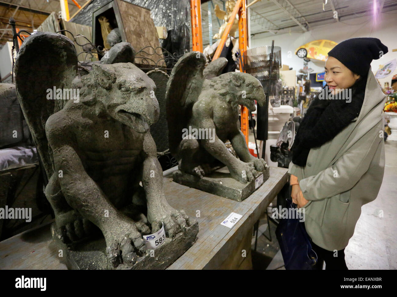 Burnaby, Canada. Xviii Nov, 2014. Un visitatore esamina alcuni film puntelli all'asta preview evento in Burnaby, Canada, nov. 18, 2014. Vancouver la più grande prop casa sta per asta oltre 800 movie props. © Liang Sen/Xinhua/Alamy Live News Foto Stock