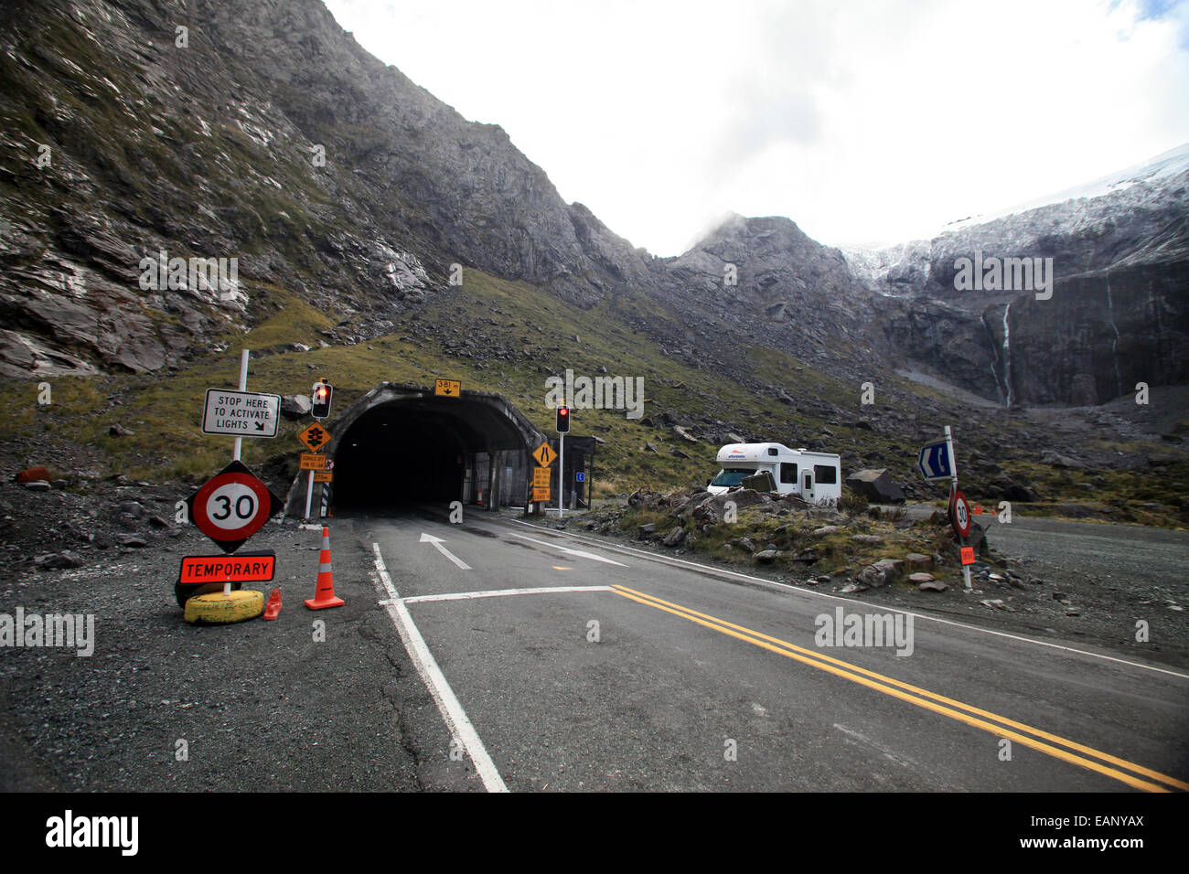 Ingresso orientale all'Homer Tunnel, dirigendosi verso Milford Sound, Nuova Zelanda. Foto Stock