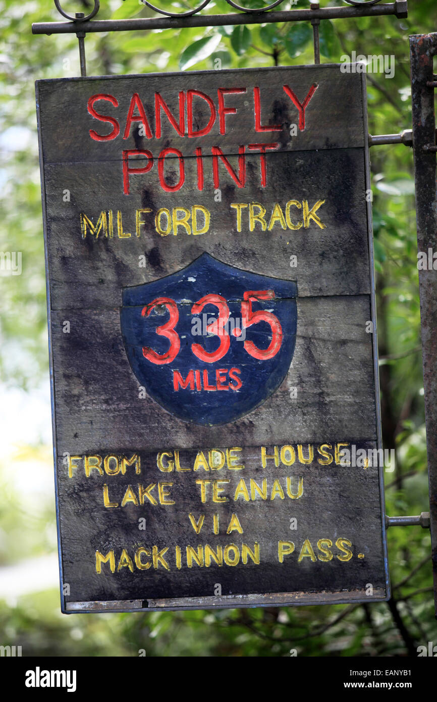 Segno a Sandfly punto la fine del Milford Track in Milford Sound, Nuova Zelanda Foto Stock