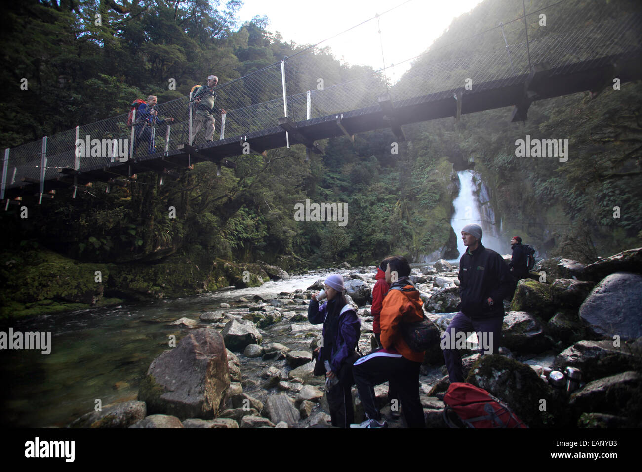 Walkers resto sotto la passerella al Giants cancello cade sul Milford Track, Nuova Zelanda Foto Stock