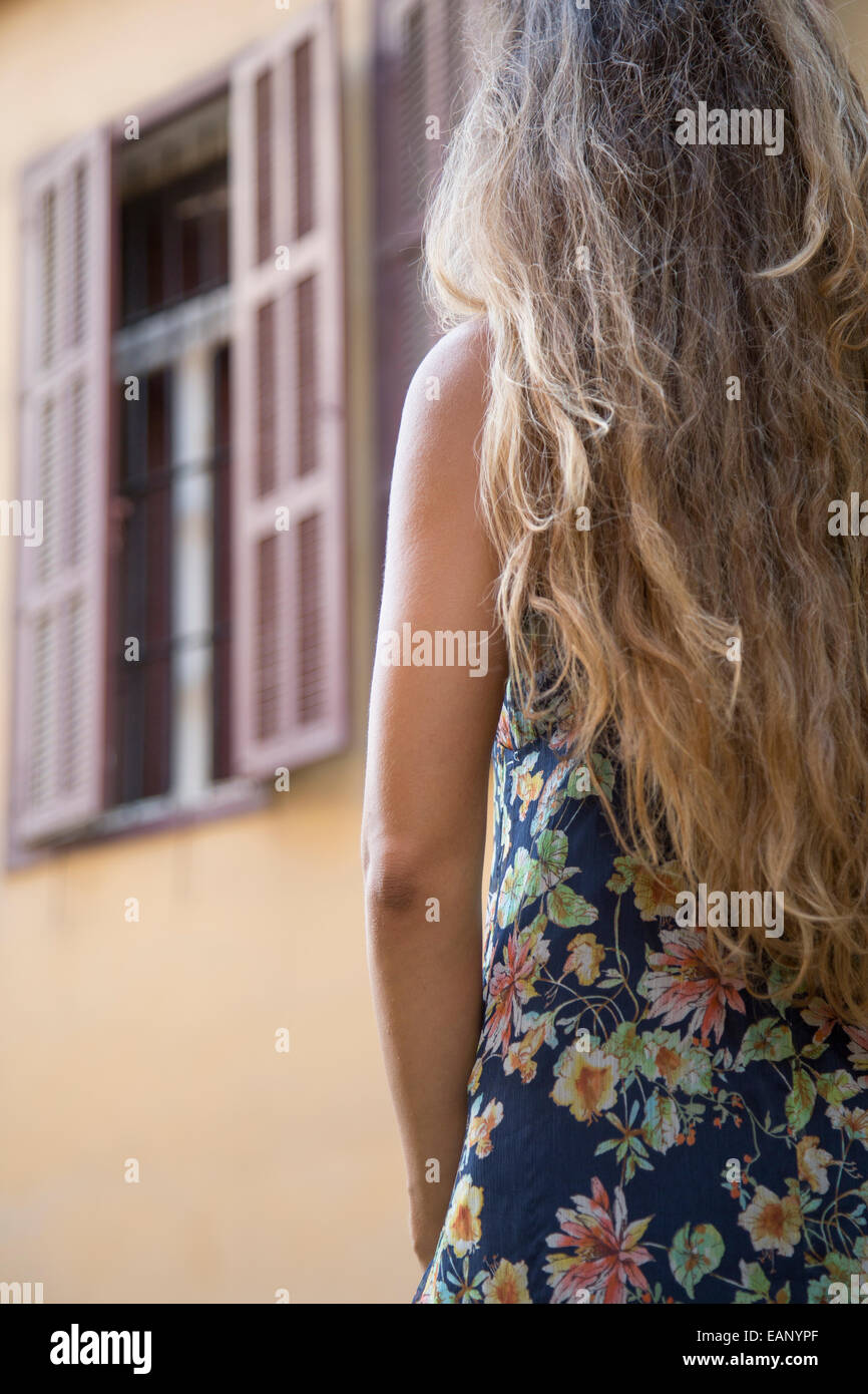 Giovane donna in piedi al di fuori di un edificio a Beirut Foto Stock