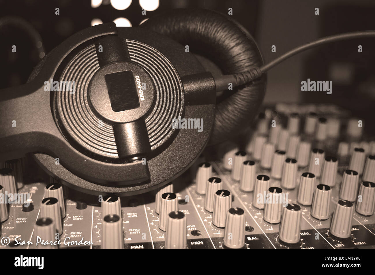 Nel mix. Cuffie su un banco di miscelazione in un home studio impostazione Foto Stock