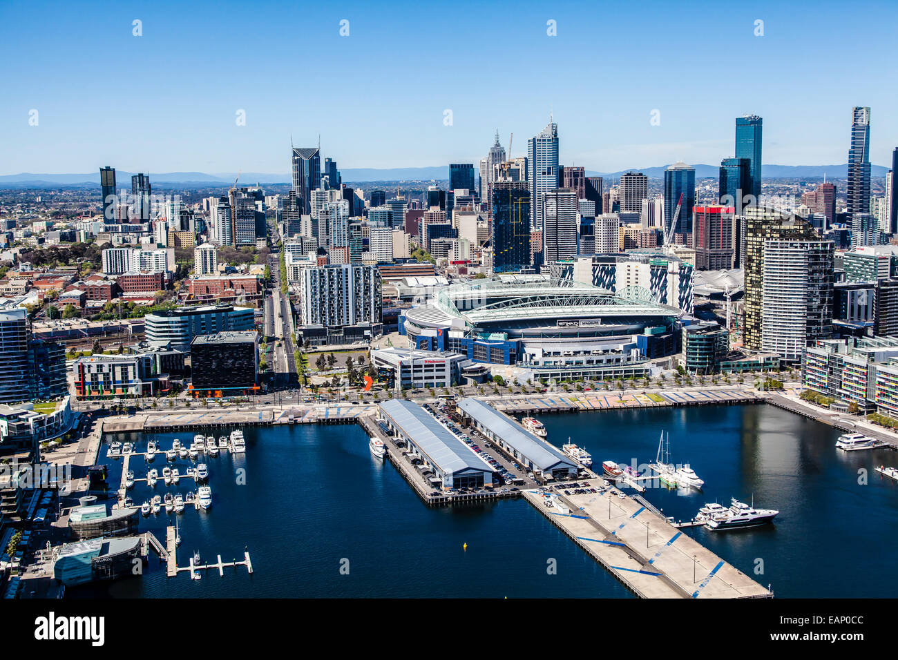 Vista aerea del Docklands in Melbourne compreso il CBD, l'Etihad Stadium e La Trobe Street Foto Stock