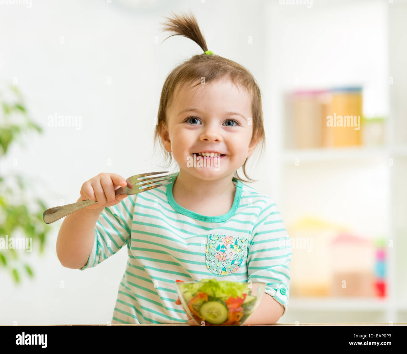 Kid ragazza mangiare sano cibo di verdure Foto Stock