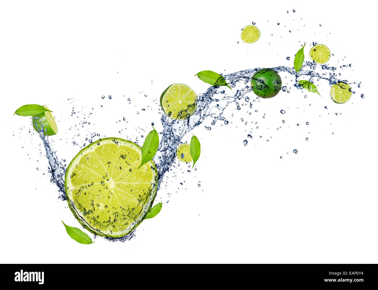 Limette fresche in acqua splash, isolati su sfondo bianco Foto Stock