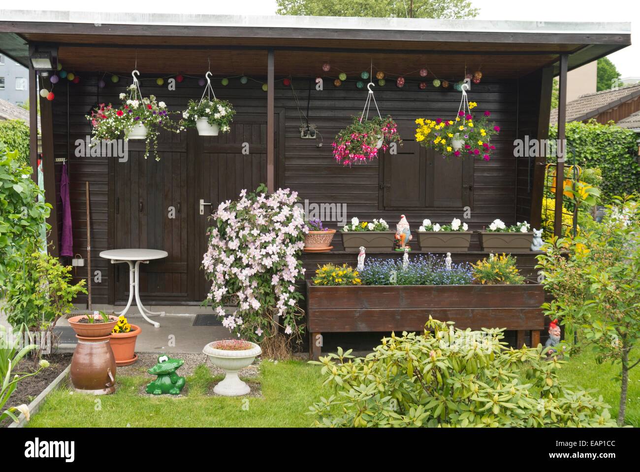 Garden House con cestini appesi e scatole di finestra Foto Stock