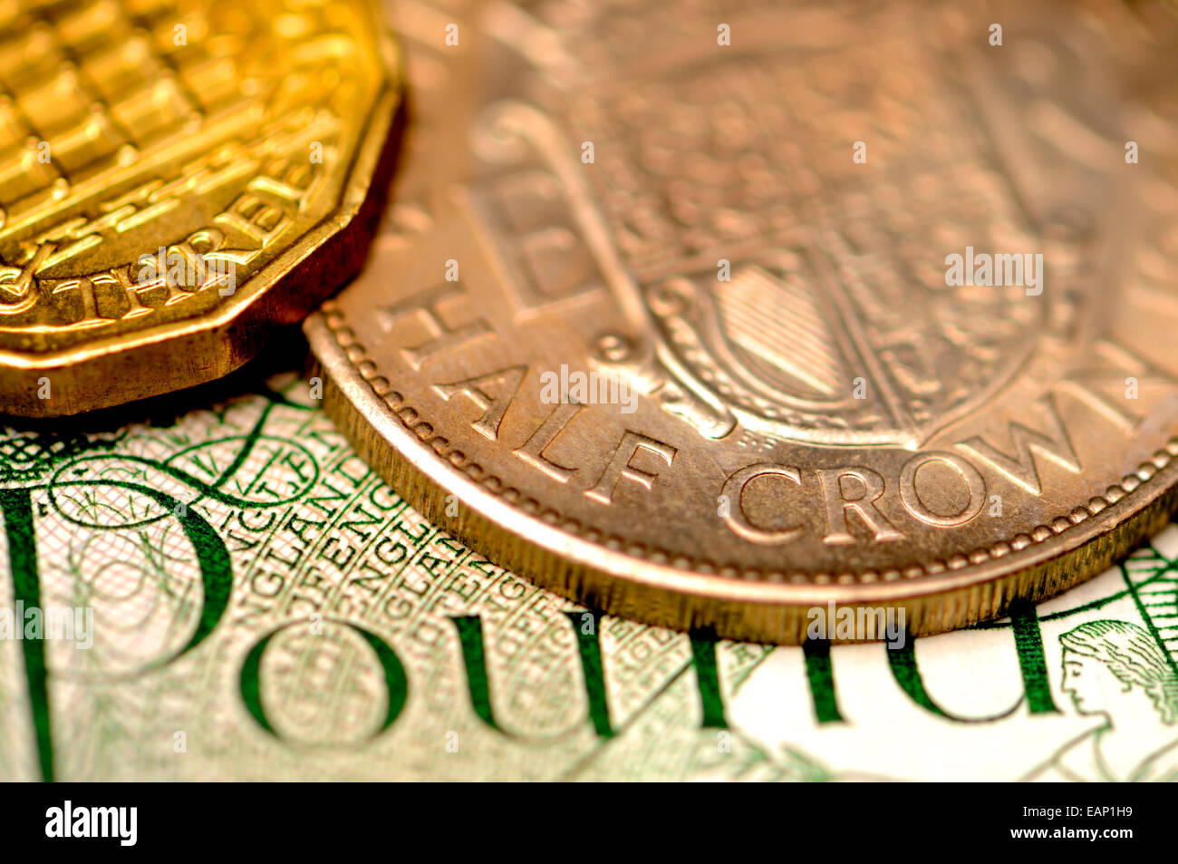 Pre-decimale valuta britannica - 3d, mezza corona e pound nota Foto Stock