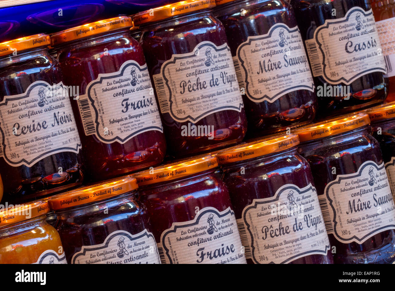 Cibi francesi importati, la Maison Francaise, varietà di marmellate francesi, confit, vasetti di conserve di frutta e confit marmellata sugli scaffali. Foto Stock