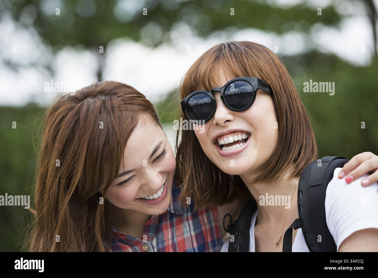 Due giovani donne nel parco. Foto Stock
