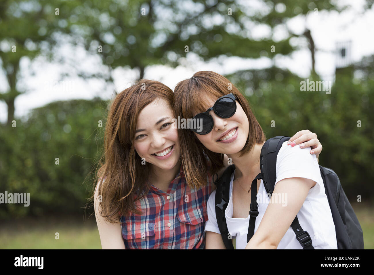 Due giovani donne nel parco. Foto Stock