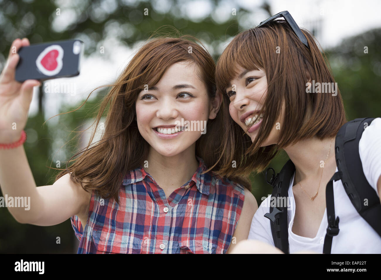 Due donne, amici prendendo un selfie nel parco. Foto Stock