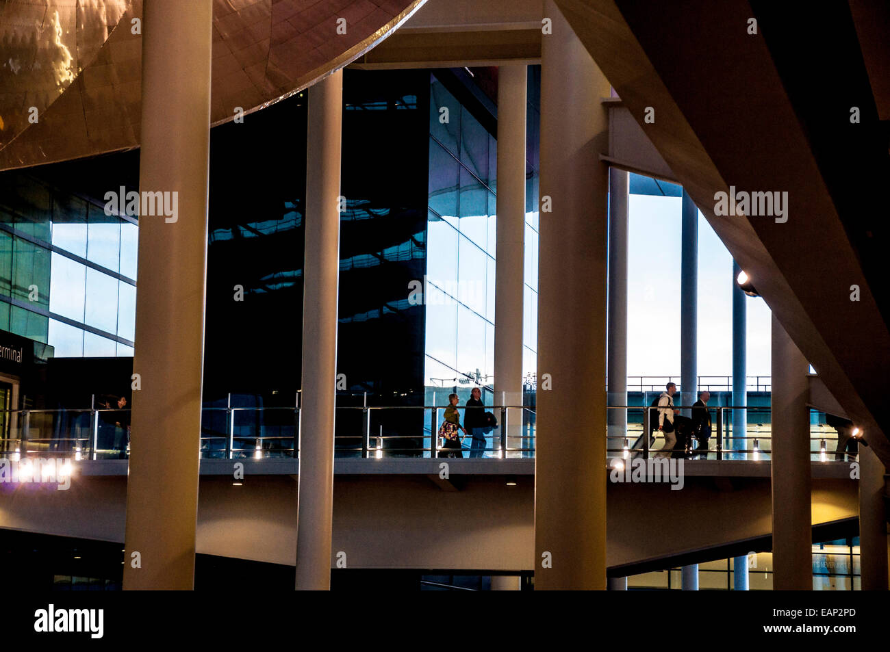 Il terminale due passeggeri sul marciapiede al nuovo terminal dell'aeroporto di Londra Heathrow Foto Stock