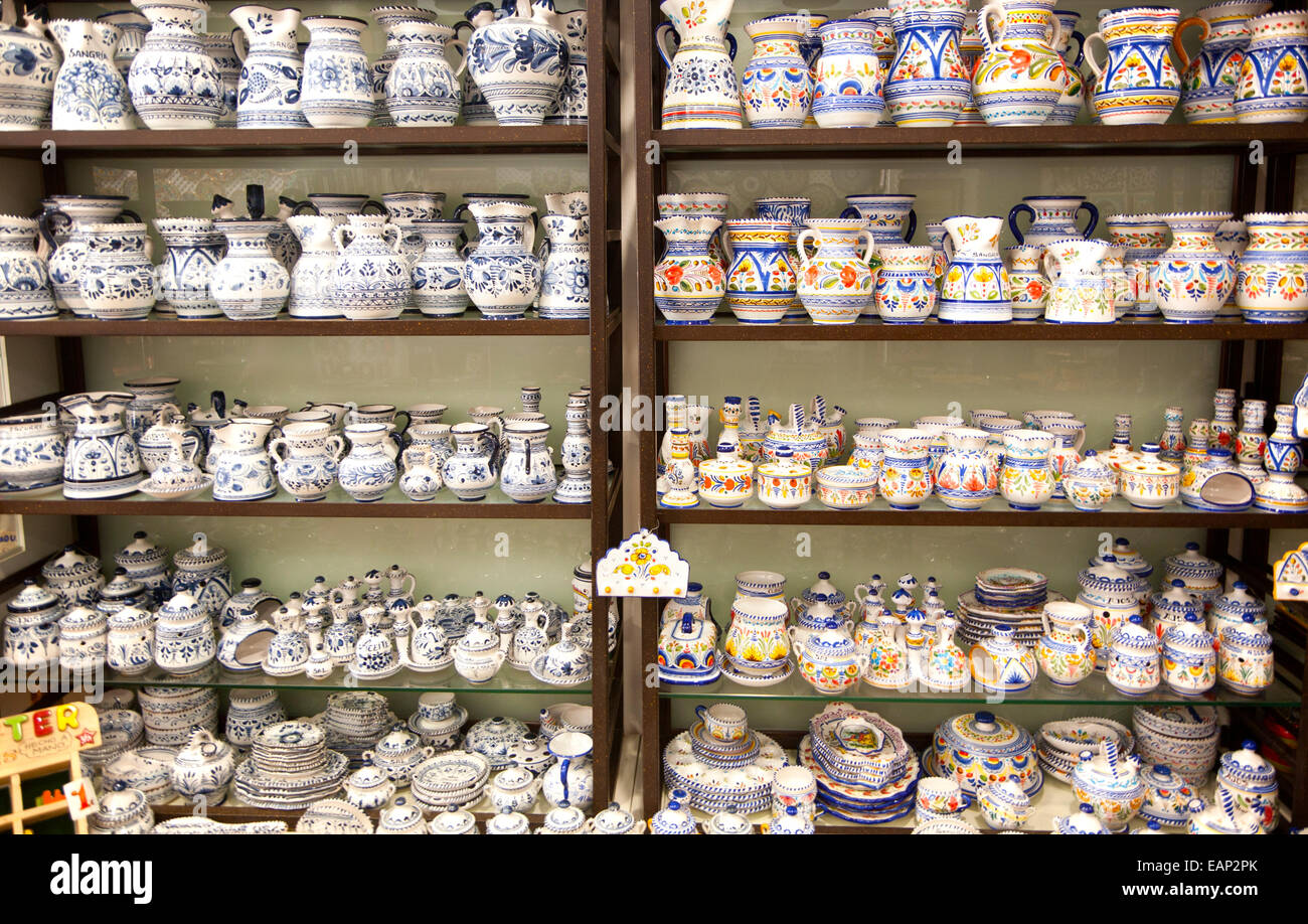 La visualizzazione di oggetti di ceramica all'interno di Santa Ana piastrella ceramica shop in Triana, Siviglia, Spagna Foto Stock