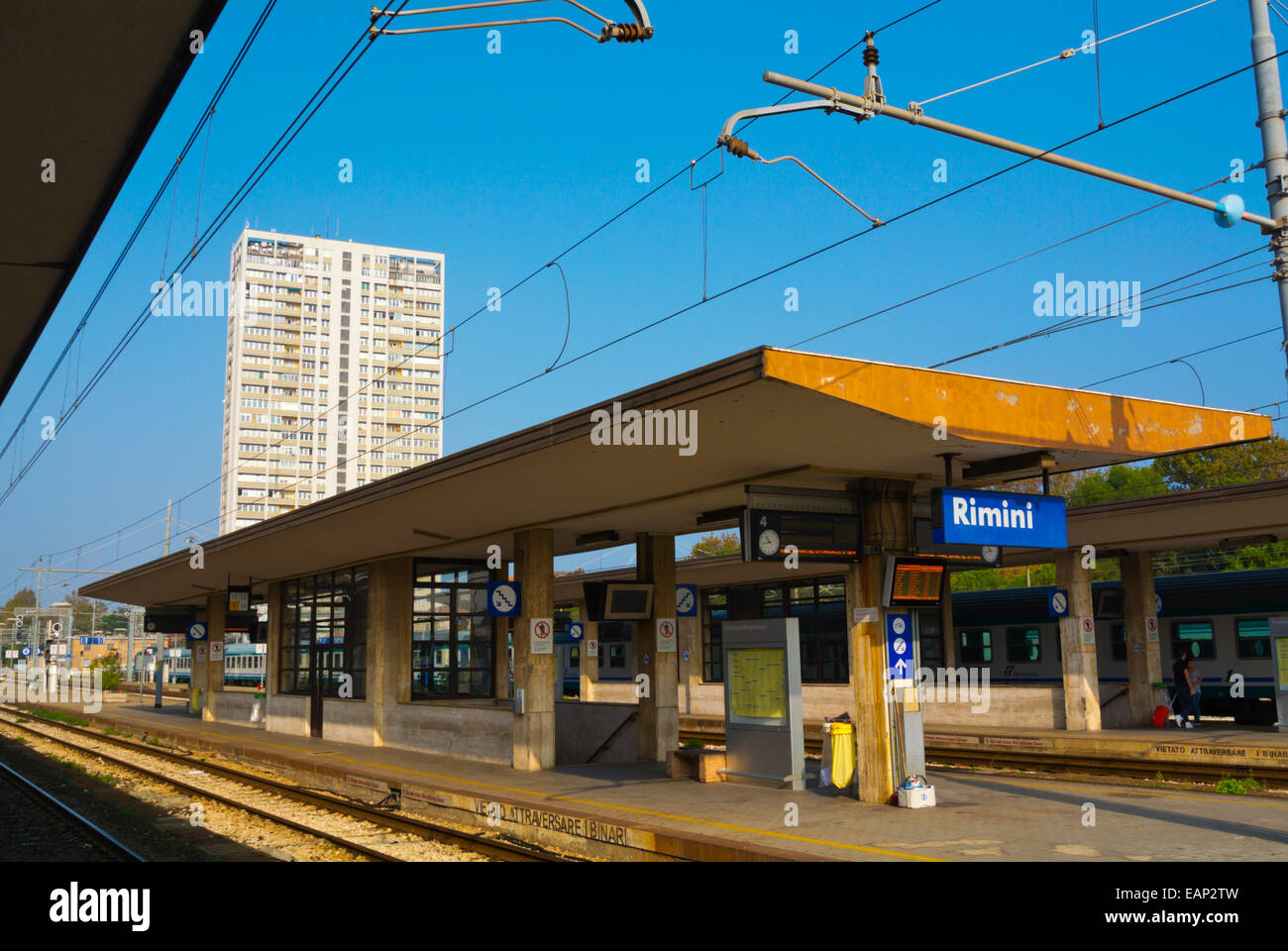 Le piattaforme, stazione centrale di Rimini, Italia Foto stock - Alamy