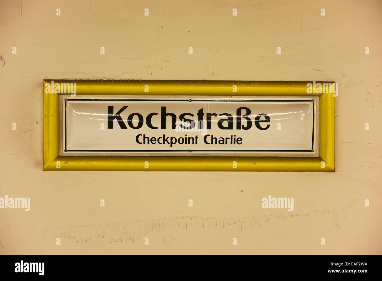 Sign in metropolitana stazione ferroviaria affermando che è la stazione di Kochstrasse;, quella più vicina al Checkpoint Charlie. Foto Stock
