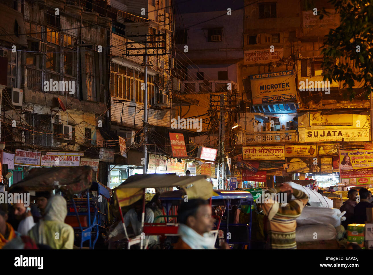 Il mercato delle spezie di notte vecchia Dehli, India Foto Stock