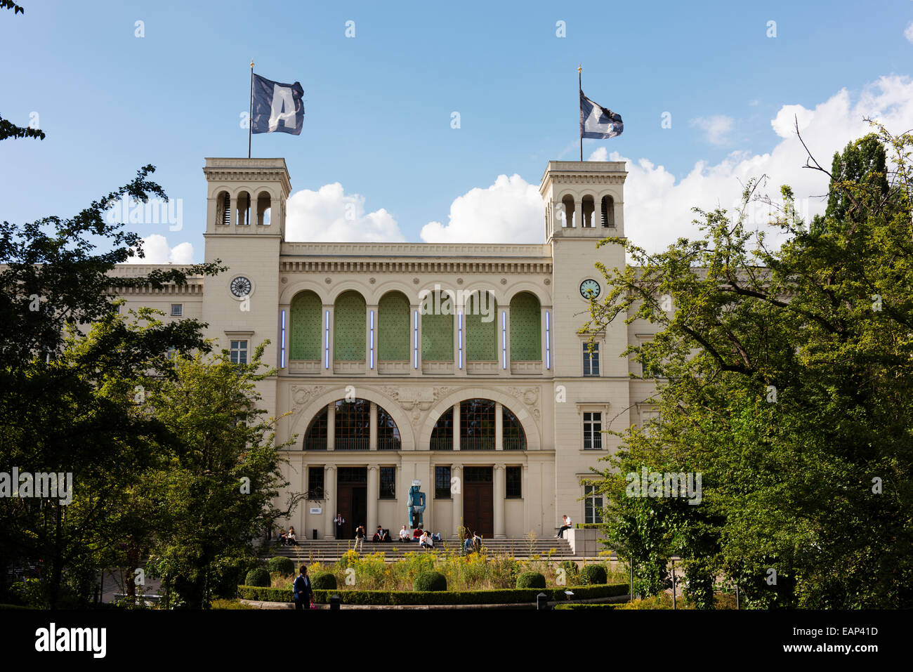 La facciata della Hamburger Bahnhof Museum, precedentemente noto come il capolinea per la Ferrovia Berlin-Hamburg. Ora un museo di arte contemporanea. Foto Stock