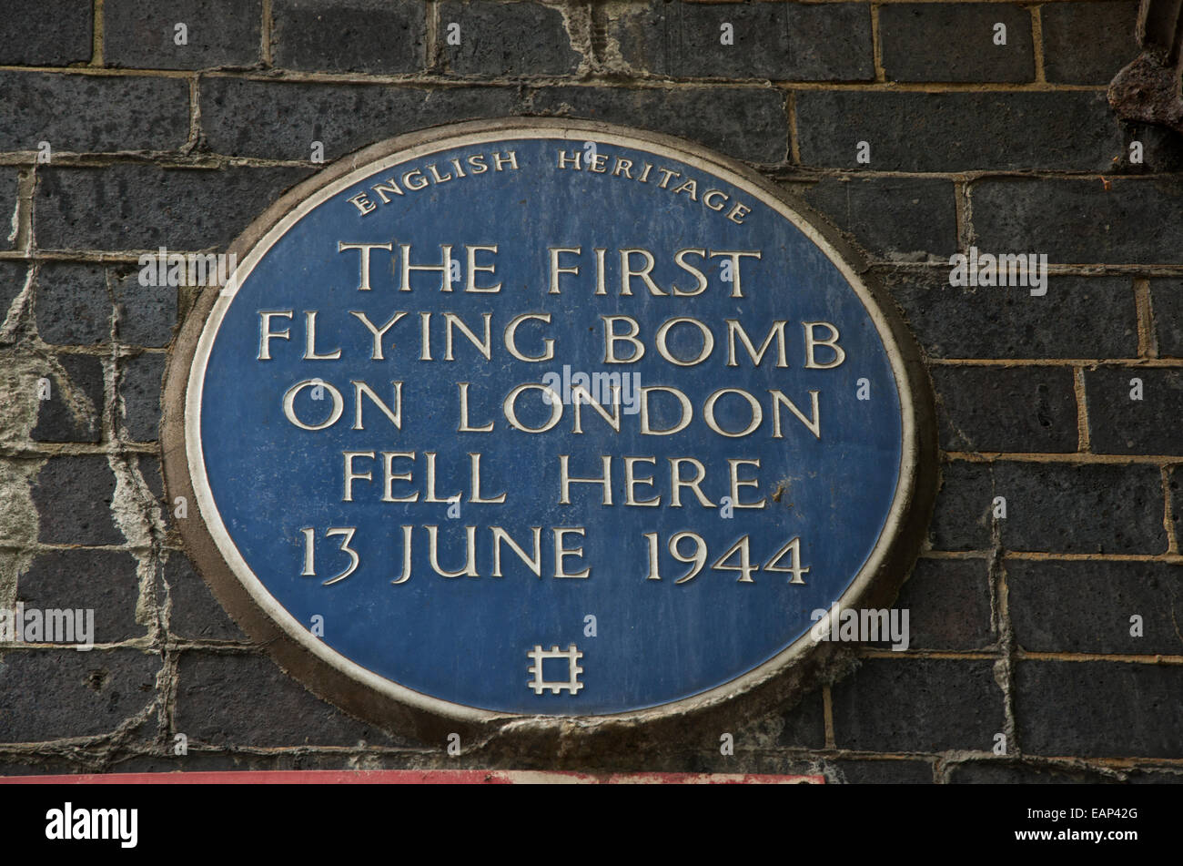 English Heritage targa blu sul ponte ferroviario, Grove Road, Mile End nella zona est di Londra per commemorare il primo flying bomba a caduta Foto Stock